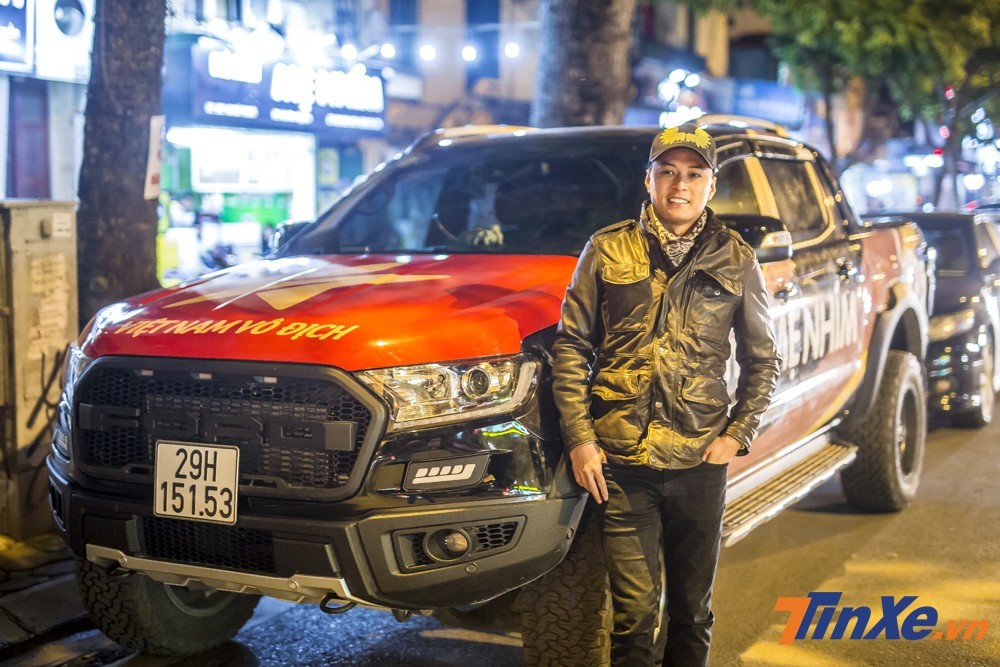  Hồng Đăng cùng xe bán tải Ford Ranger Wildtrak 
