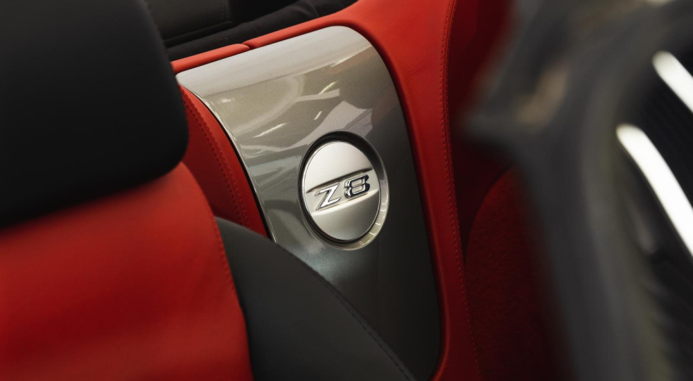 Logo Z8 duy nhất của xe lại nằm trong khoang lái, ngay giữa 2 ghế ngồi