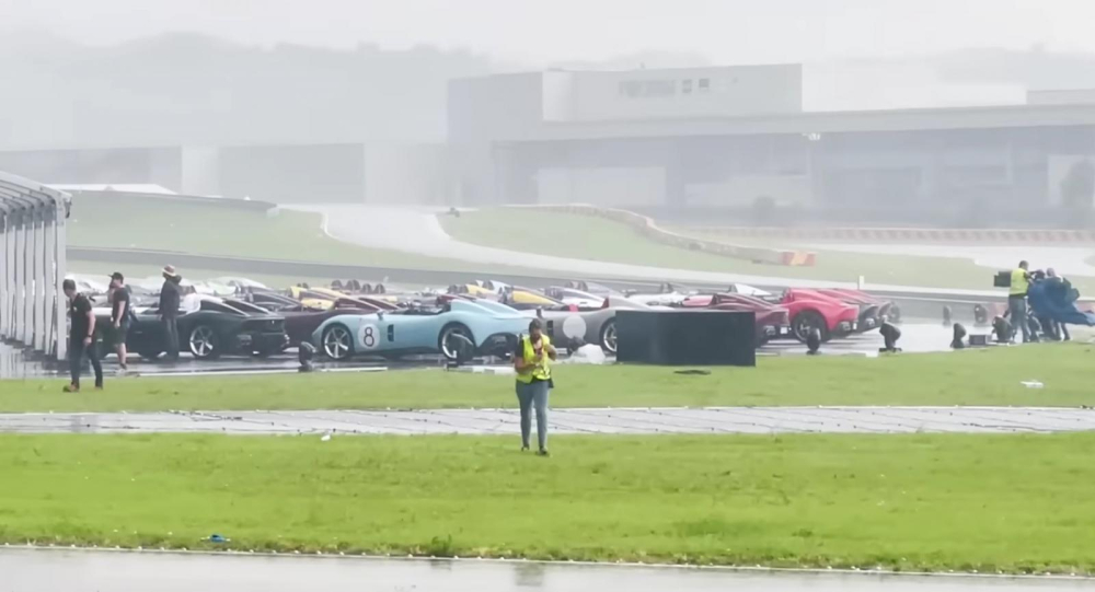Nhân viên của hãng Ferrari chạy tán loạn, tìm cách giải cứu những chiếc siêu xe của khách VIP