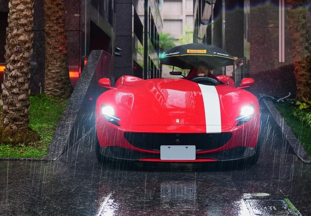 Một chủ xe Ferrari Monza SP phải che ô vì trời mưa