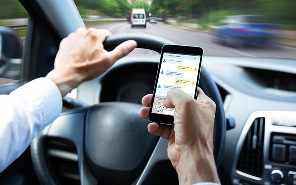 Nghiêm cấm sử dụng điện thoại khi đang điều khiển xe. Nếu vi phạm có thể bị phạt 3 triệu đồng.