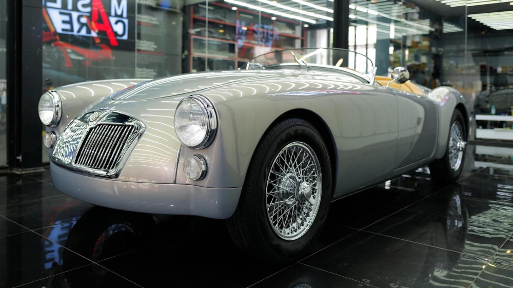 Nhà thiết kế Thái Công dọn xe cổ MGA 1600 từ trong ra ngoài, màu sơn lấy ý tưởng từ hãng xe Bentley