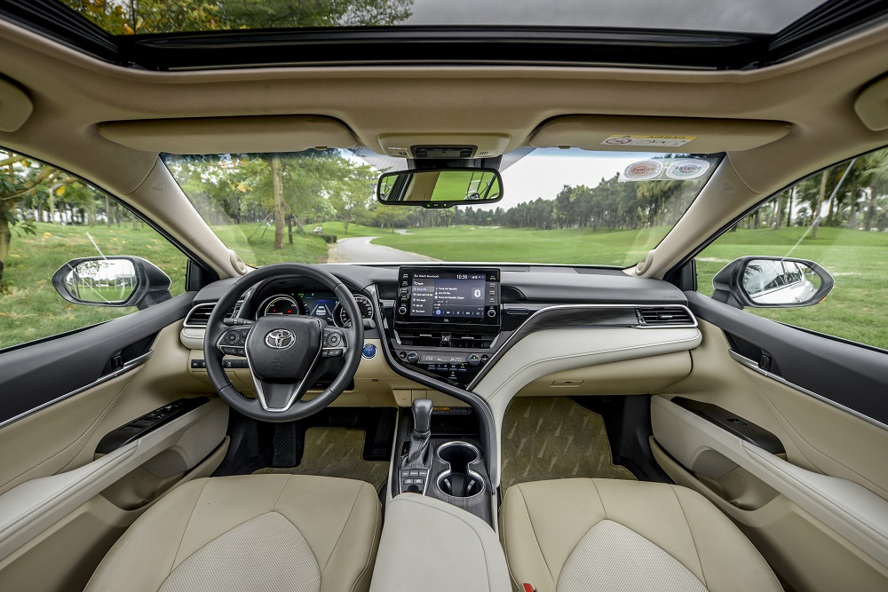 Nội thất của Toyota Camry 2022 cho không gian ngồi rộng rãi nhờ chiều dài cơ sở lên tới 2.825 mm.
