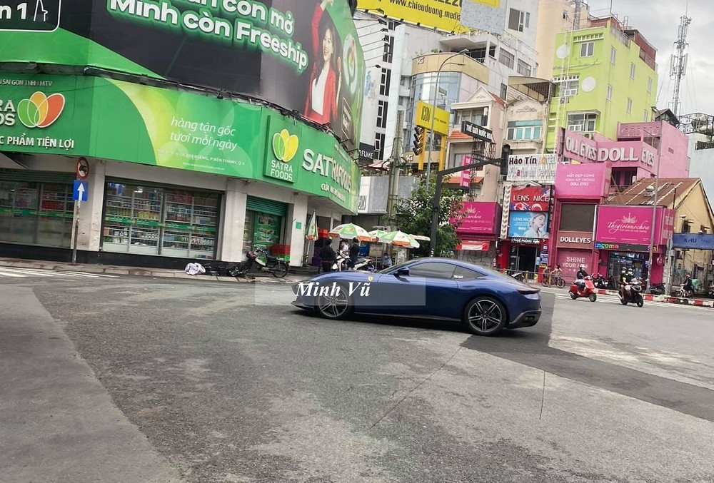 Chiếc siêu xe Ferrari Roma độc nhất Việt Nam có màu sơn Blu Tour de France trong lần dạo phố Sài thành