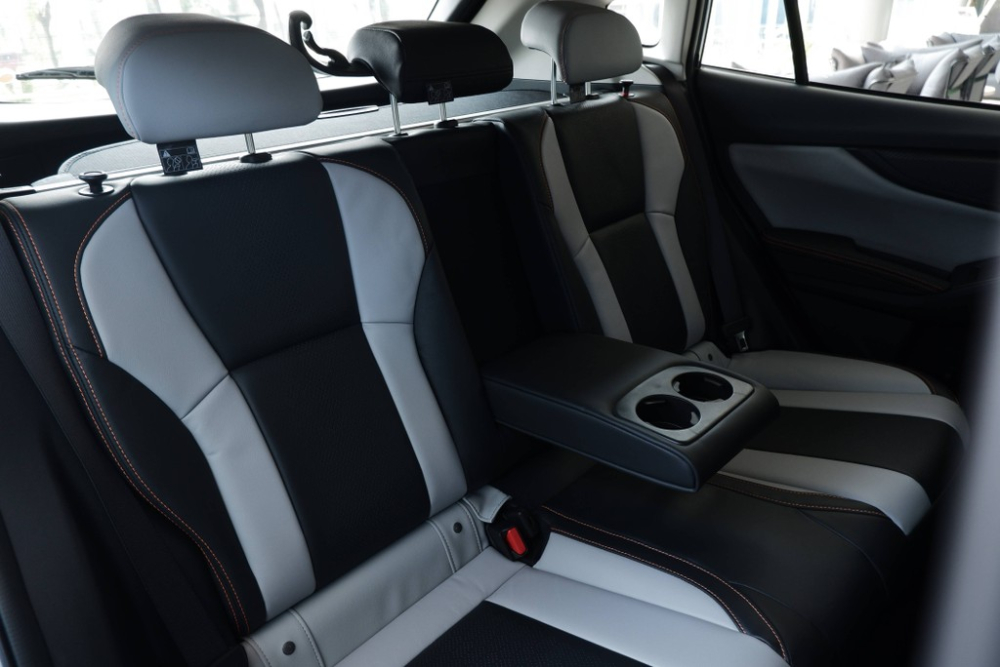 Hàng ghế sau của Subaru XV 2022 có bệ tì tay tích hợp hộc đựng cốc ở giữa