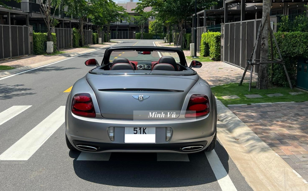  Ngoài ra là hệ dẫn động 4 bánh toàn thời gian, nhờ đó, Bentley Continental SuperSport mui trần độc nhất Việt Nam có thể đua nước rút từ vị trí xuất phát lên 100 km/h chỉ trong thời gian 3,7 giây và 0-160 km/h trong 8,9 giây trước khi đạt vận tốc tối đa 329 km/h. Chiếc xe mui trần cũng được trang bị bánh xe hợp kim 20 inch mới, trọng lượng nhẹ hơn 10 kg so với xe Coupe.