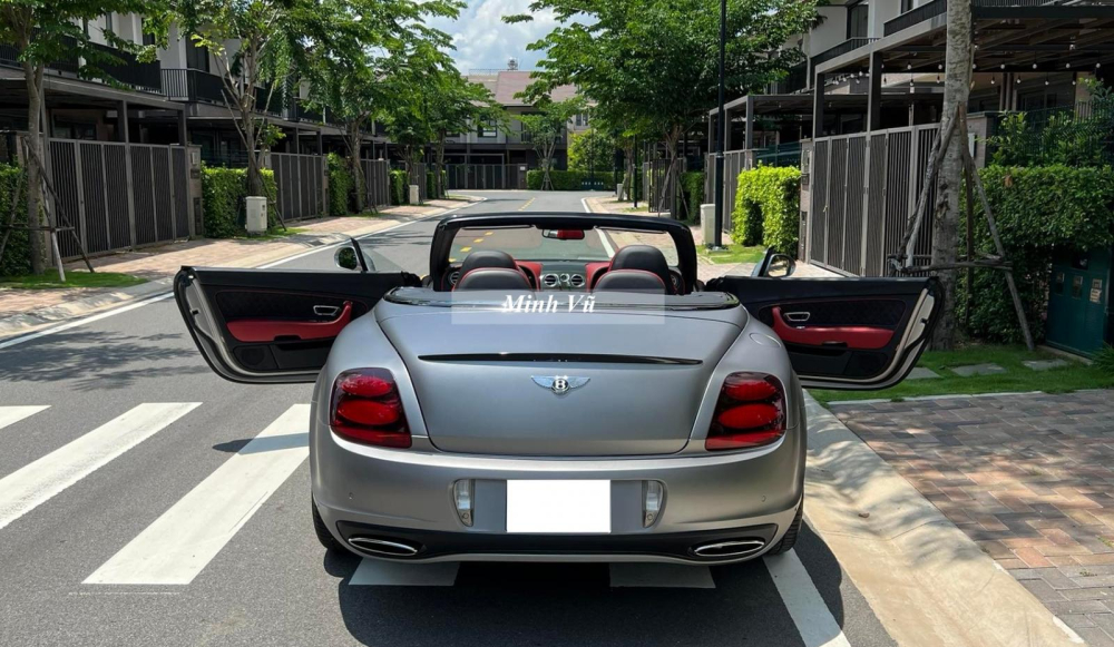 Sau 11 năm xuất hiện tại Việt Nam, chiếc xe siêu sang mui trần Bentley Continental SuperSports Convertible 2011 độc nhất vô nhị này chỉ mới lăn bánh hơn 21.000 km, trung bình mỗi năm, xe chỉ lăn bánh 1.910 km, một con số khá ấn tượng. 