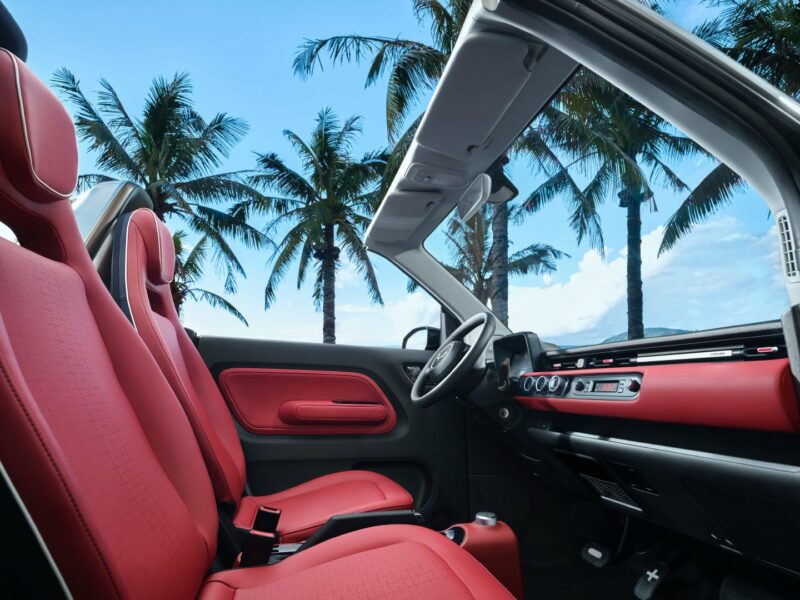 Nội thất màu đỏ của Wuling Hongguang Mini EV Cabrio 2023