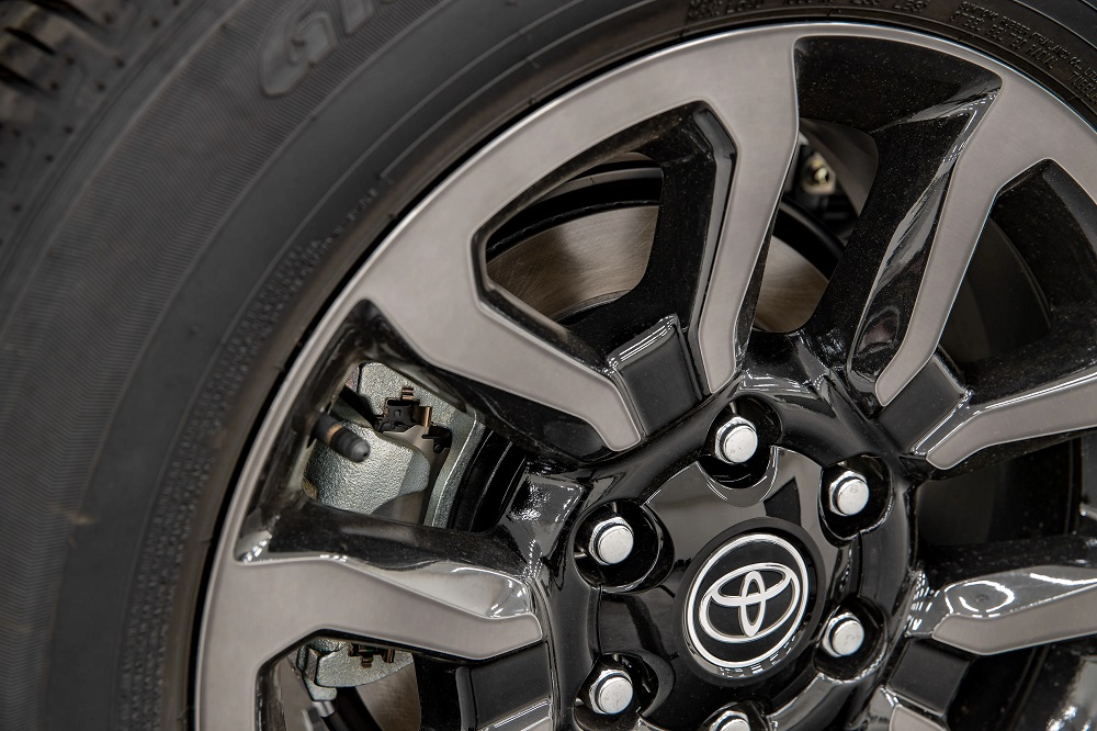 Toyota Hilux Rogue 2023 lần đầu tiên có phanh đĩa sau