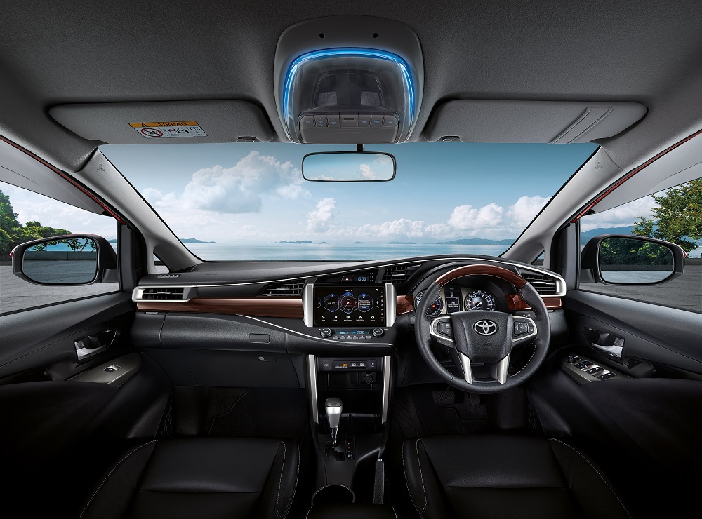 Từ bản 2.0G trở đi, Toyota Innova 2022 sẽ có đèn viền LED trên trần xe