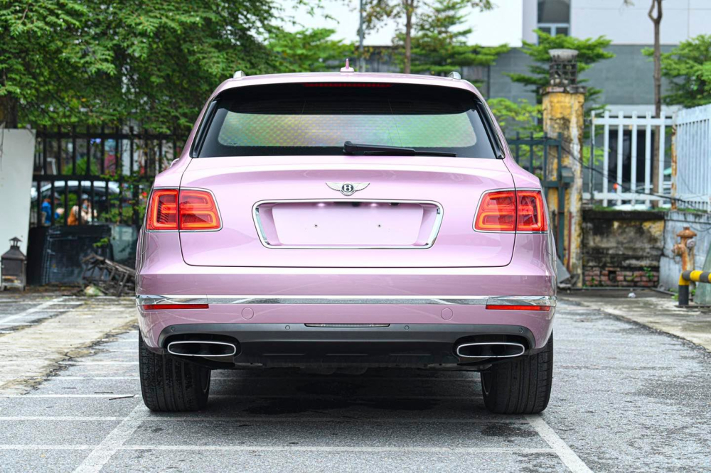 Thiết kế đuôi xe Bentley Bentayga màu Passion Pink
