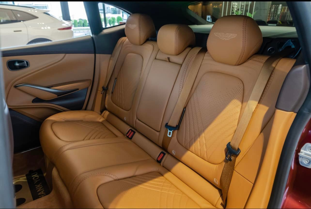  Khoang hành lý của xe Aston Martin DBX có thể tích 632 lít và ghế sau có thể gập theo tỷ lệ 40:20:40 để tăng thể tích khoang hành lý. Ghế ngồi của xe Aston Martin DBX thứ 2 về nước có 5 chỗ ngồi.