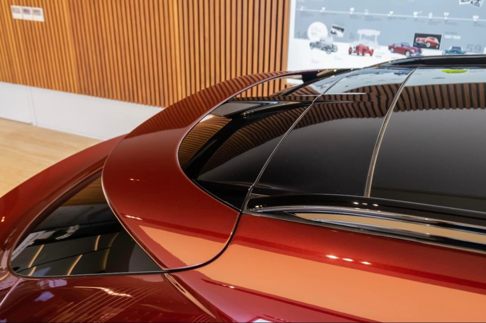 Aston Martin DBX có thiết kế khá độc đáo với đèn pha LED hình ovan và đèn định vị ban ngày đặt trong hốc gió phía trước giúp không khí lưu thông dễ dàng theo hướng vòm bánh và dọc theo hai bên hông, từ đó giảm lực cản và lực nâng đồng thời làm mát hệ thống phanh. Luồng khí còn đi theo nóc xe, qua cánh gió và cửa sổ sau đến cánh lật ở cửa cốp giúp kính sau xe luôn được giữ sạch trong quá trình di chuyển. 