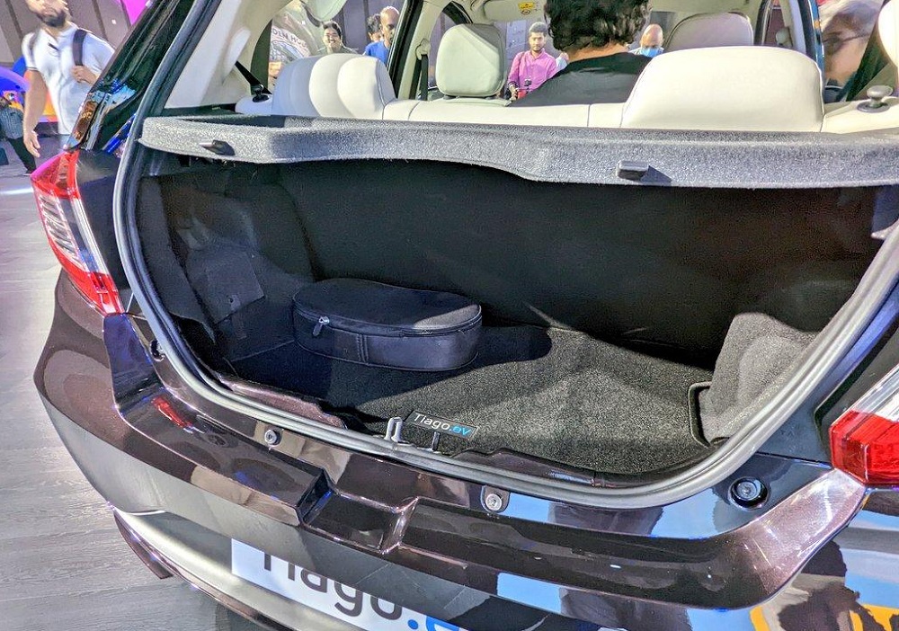 Khoang hành lý của Tata Tiago EV 2023 có thể tích 240 lít