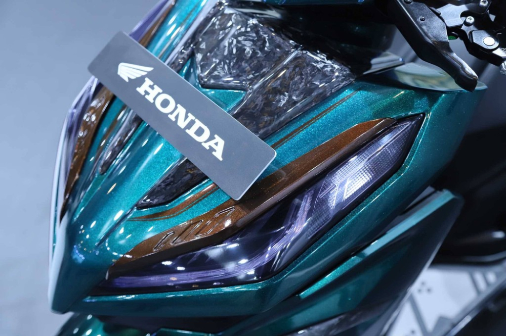 Honda Vario 125 Hyper Sporty được dán đề-can màu xanh, đi kèm những điểm nhấn màu đồng