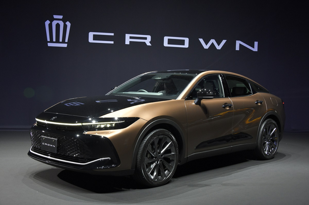 Dù sở hữu thiết kế ngoại thất gây tranh cãi, Toyota Crown Crossover 2023 vẫn bán chạy như tôm tươi