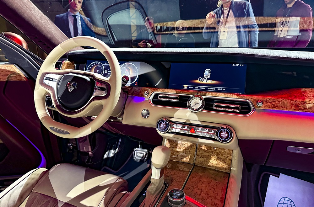 Aurus Komendant 2023 có đồng hồ cơ theo phong cách xe siêu sang