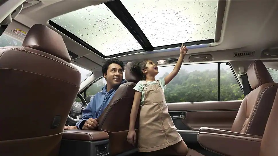 Cửa sổ trời toàn cảnh của Toyota Innova HyCross 2023
