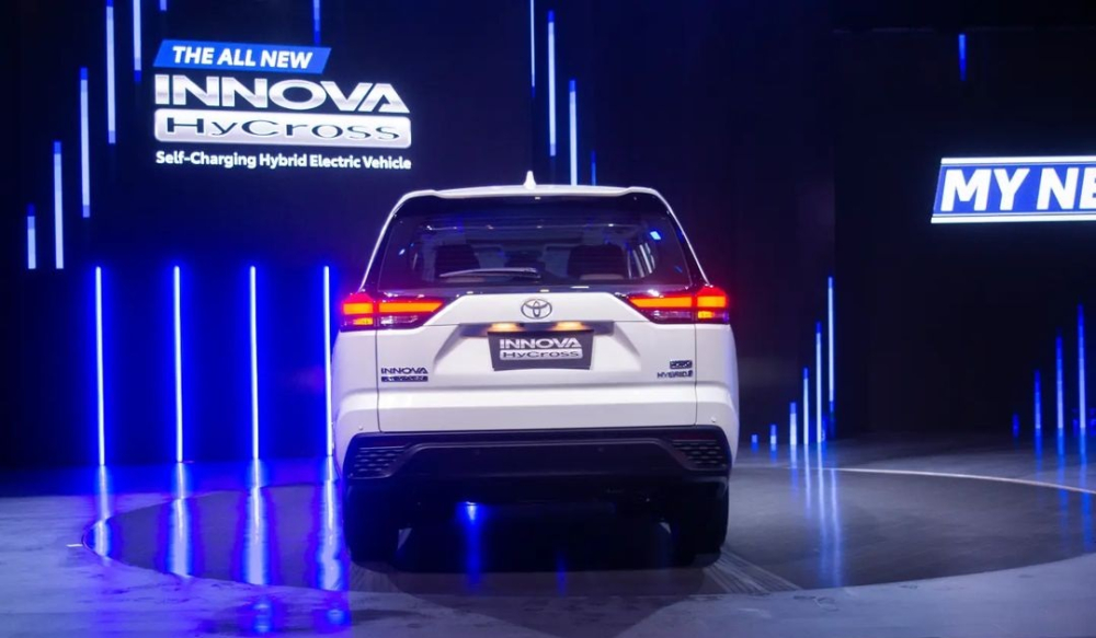 Toyota Innova HyCross 2023 nhìn từ phía sau