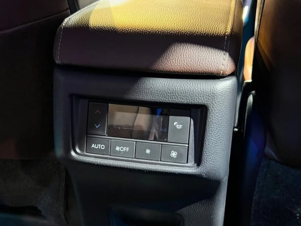 Hành khách ở hàng ghế thứ 2 của Toyota Innova HyCross 2023 có thể chỉnh điều hòa qua cụm điều khiển tích hợp vào bệ tì tay phía trước