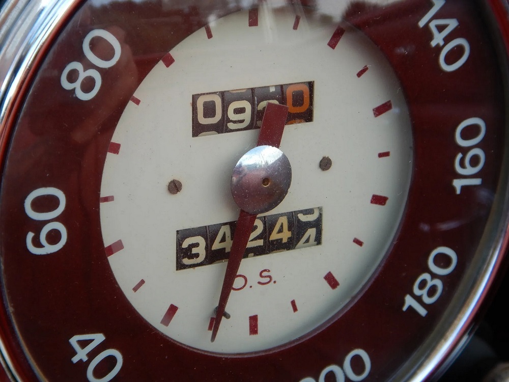 Đồng hồ công-tơ-mét của chiếc Delahaye 180 Cabriolet Limousine Convertible