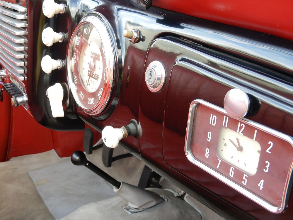 Đồng hồ công-tơ-mét và đồng hồ báo giờ của Delahaye 180 Cabriolet Limousine Convertible