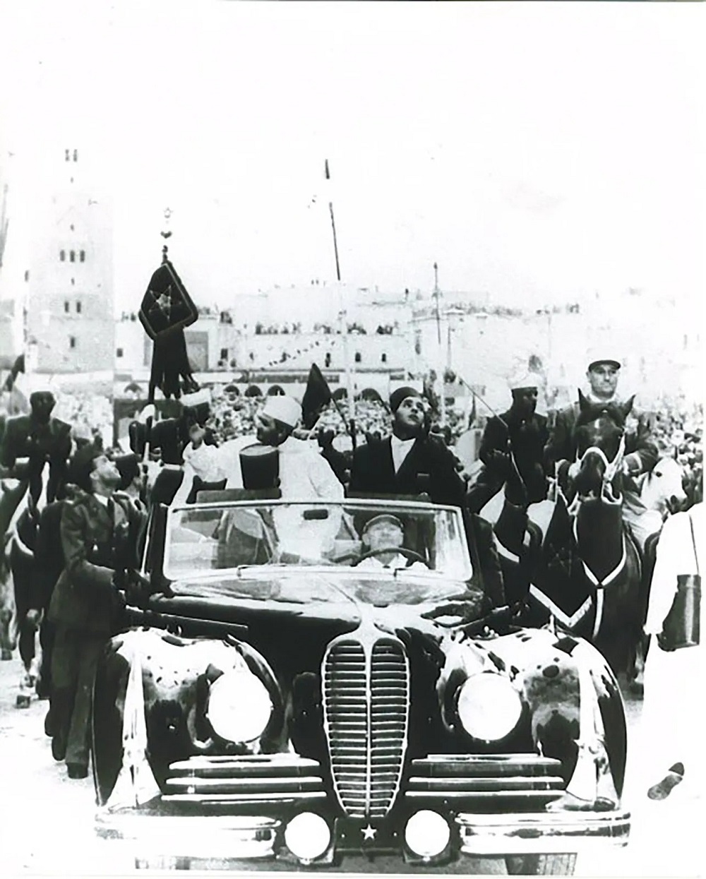 Quốc vương Maroc diễu hành bằng chiếc Delahaye 180 Cabriolet Limousine Convertible