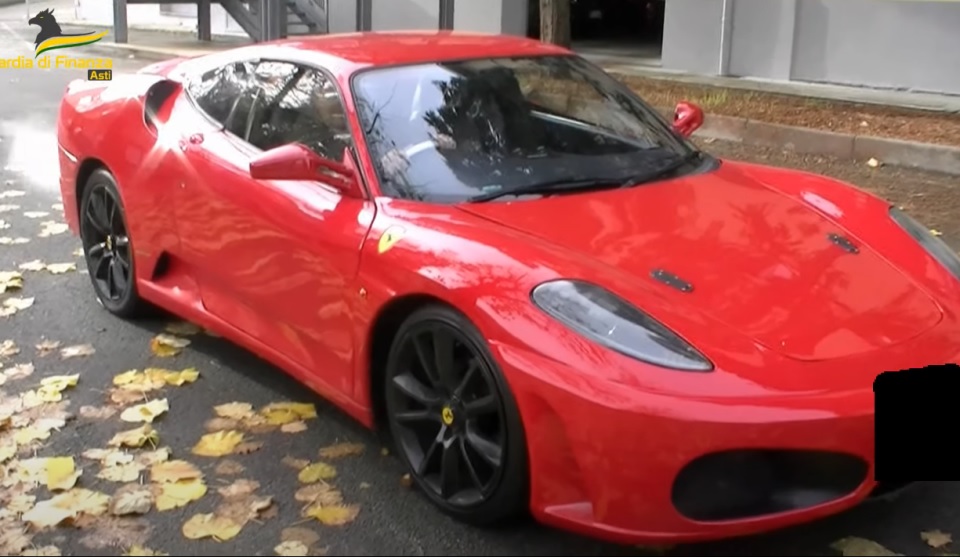 Nếu nhìn thoáng qua, ít ai có thể ngờ rằng chiếc Ferrari F430 này là hàng nhái