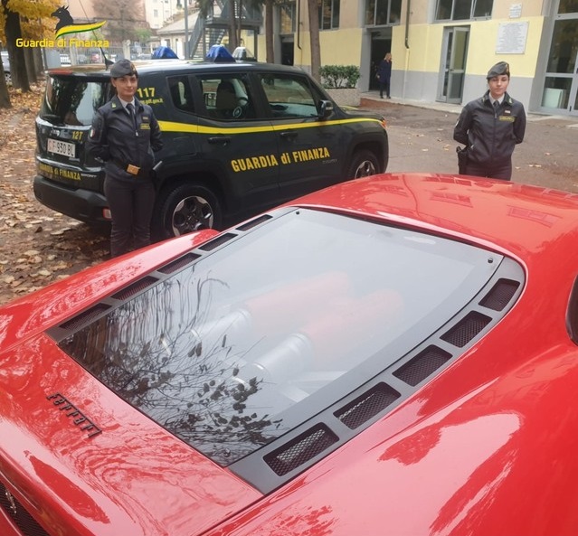 Lái Ferrari F430 nhái được tự chế từ xe Toyota, nam thanh niên bị cảnh sát bắt giữ