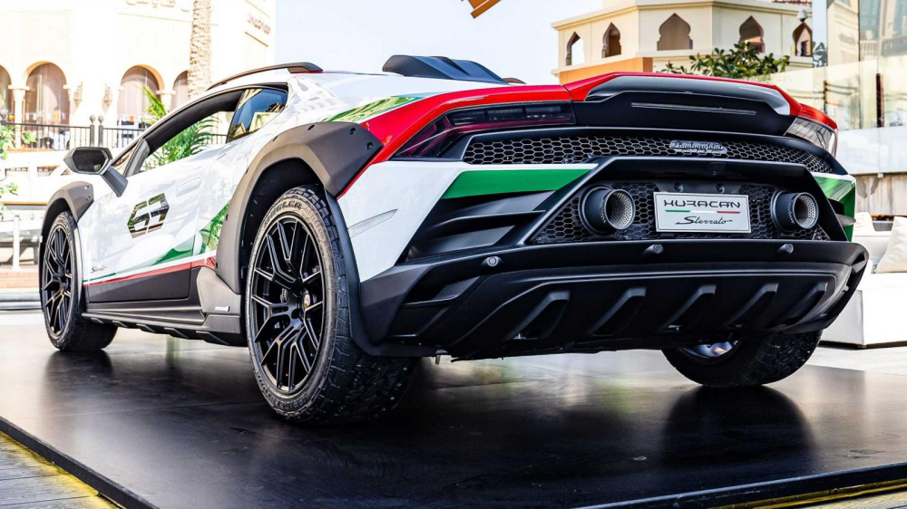 Lamborghini Huracan Sterrato trưng bày tại Qatar được sơn màu trắng phối đỏ và xanh lá
