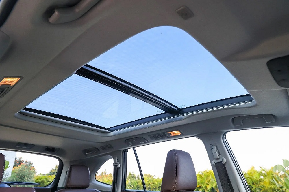Toyota Innova Hycross 2023 cũng có cửa sổ trời toàn cảnh Panorama