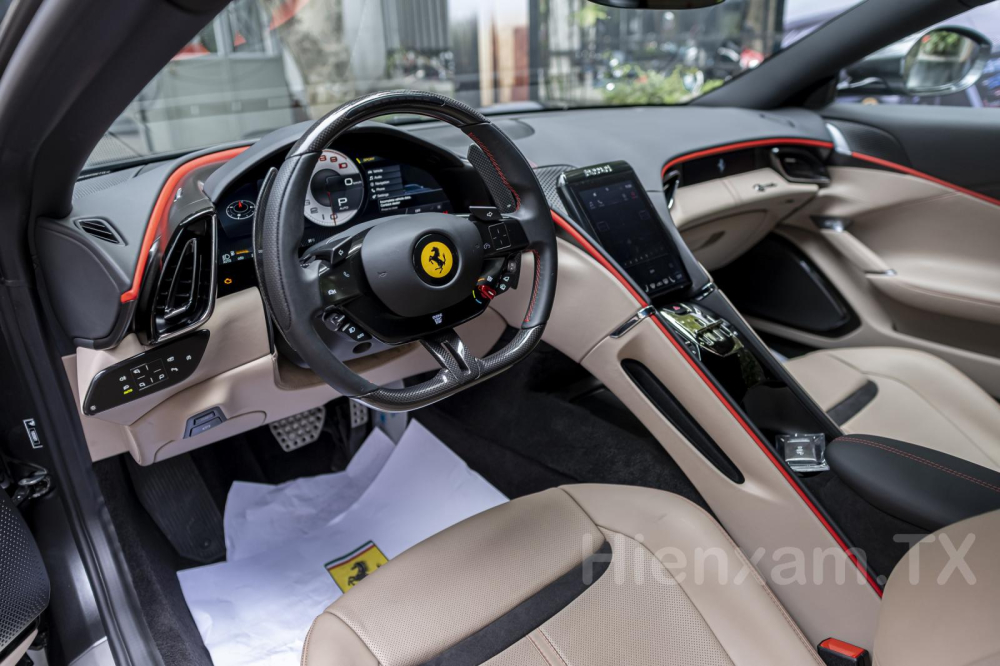 Khoang lái của Ferrari Roma gọn gàng và hiện đại