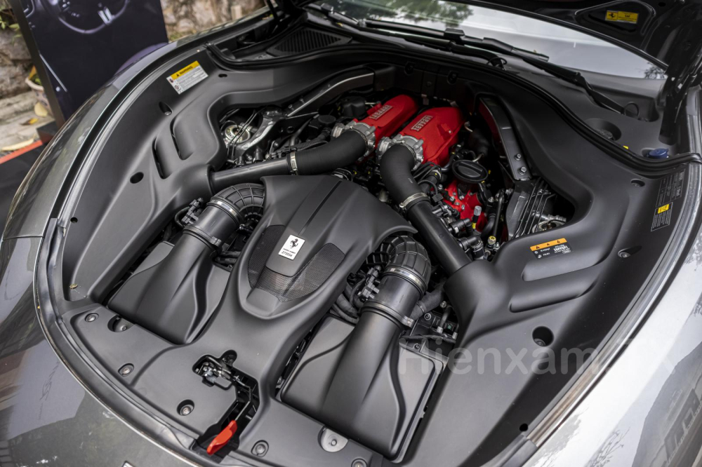 Khối động cơ V8 tăng áp, dung tích 3.9L được đặt ngay phía đầu xe của Ferrari Roma.