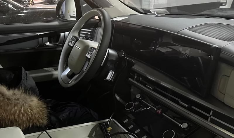 Santa Fe 2024 có màn hình cong cỡ lớn trên mặt táp-lô, tương tự các mẫu xe Hyundai đời mới