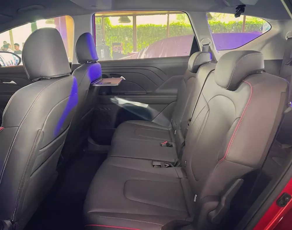 Ghế của Hyundai Stargazer X 2024 được bọc da màu đen với đường chỉ đỏ
