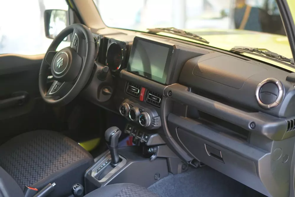 Nội thất khá đơn sơ của Suzuki Jimny 