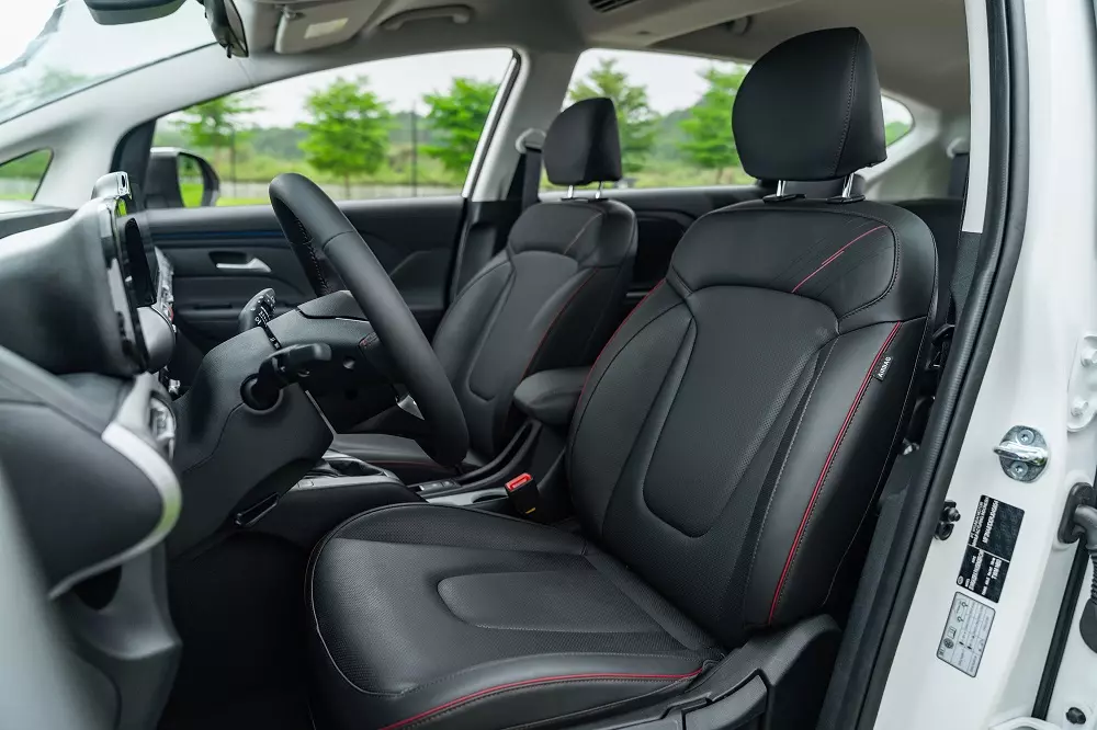 Ghế bọc da màu đen với đường chỉ đỏ của Hyundai Stargazer X