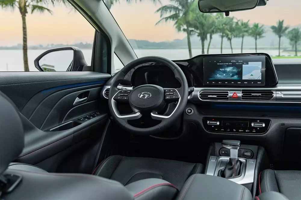 Hyundai Stargazer X có thêm viền màu đen bóng quanh màn hình cảm ứng trung tâm và bảng đồng hồ, tạo cảm giác gọn gàng hơn