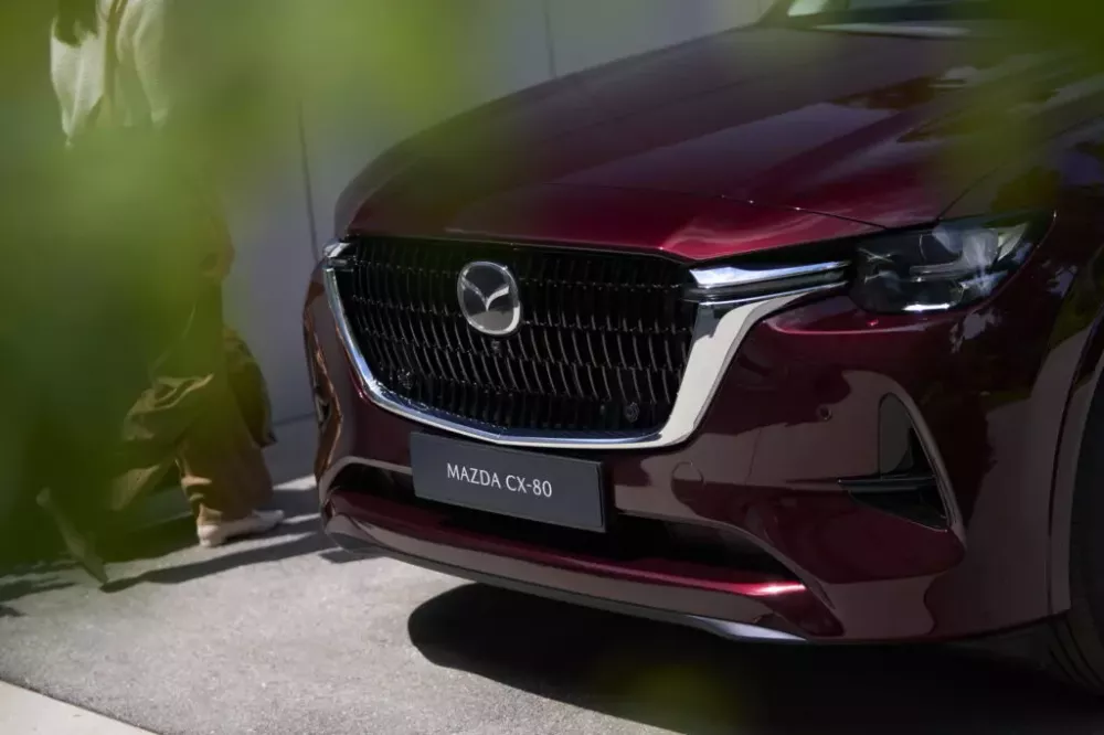 Cận cảnh đầu xe của Mazda CX-80 2025