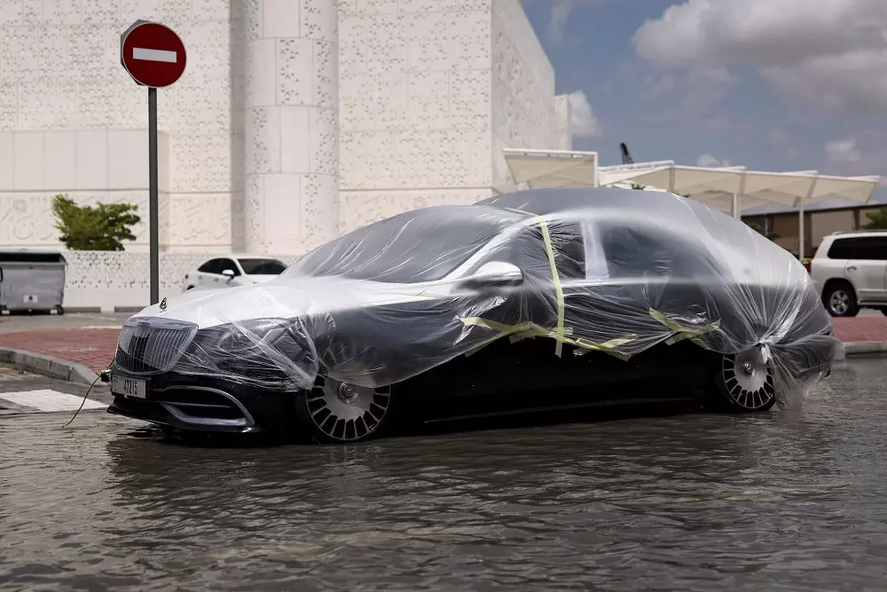 Chiếc Mercedes-Benz này được chủ xe bọc ni lông để chống chọi với cơn mưa lớn lịch sử