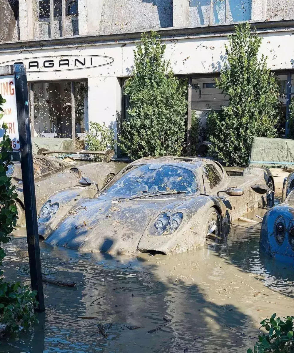 Loạt xe tiền tỷ bị ngập trong bùn sau trận lũ lịch sử tại thủ đô siêu xe