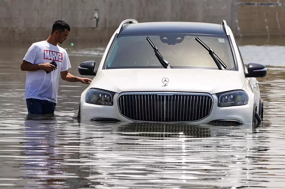 Một chiếc Mercedes-Maybach GLS bị bỏ lại trên đường ngập nước