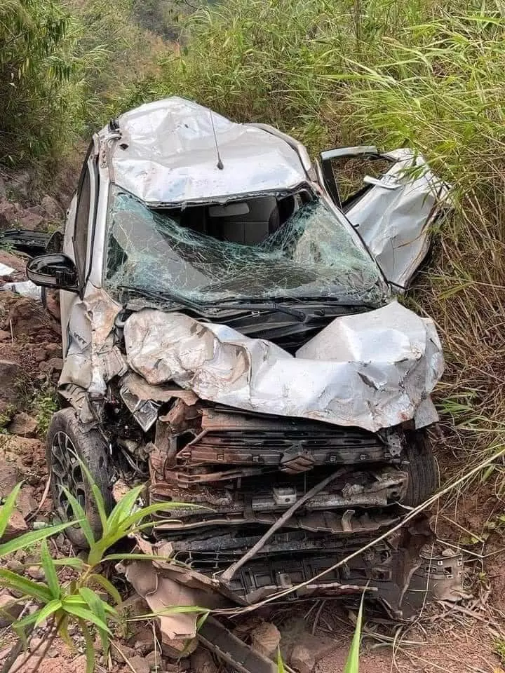 Chiếc Suzuki XL7 bẹp dúm sau vụ tai nạn
