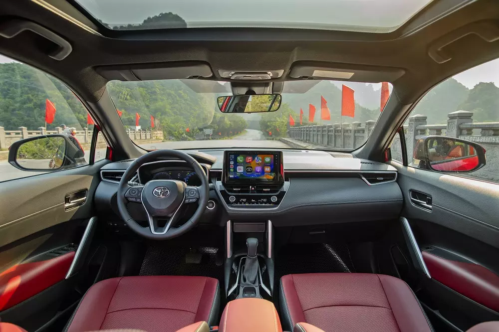 Nội thất của Toyota Corolla Cross 2024 có 2 tùy chọn màu là đỏ và đen