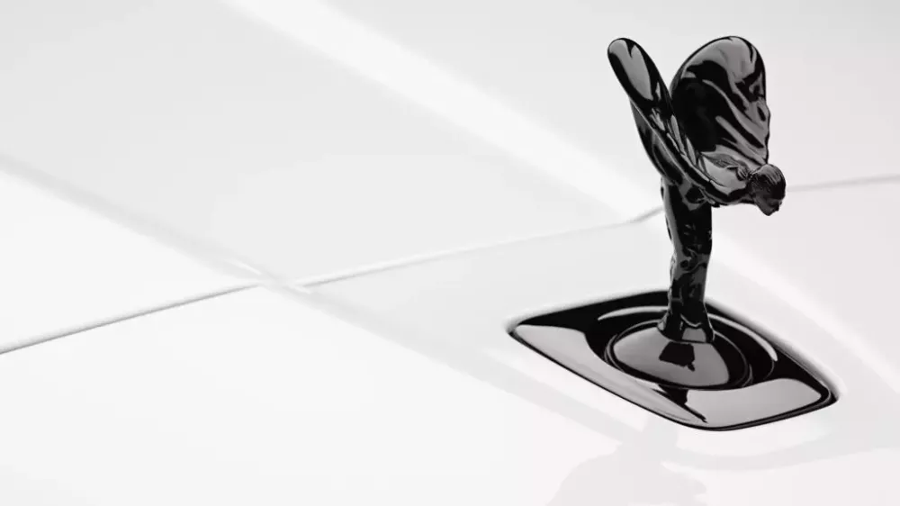 Biểu tượng Spirit of Ecstasy màu đen của Rolls-Royce Cullinan Black Badge II