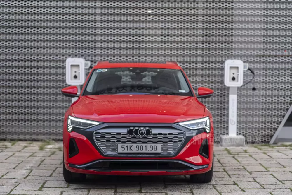 Audi Q8 e-trong sở hữu vẻ ngoài vuông vắn, gọn gàng nhưng không kém phần tinh tế. Audi Q8 e-trong sở hữu vẻ ngoài vuông vắn, gọn gàng nhưng không kém phần tinh tế.