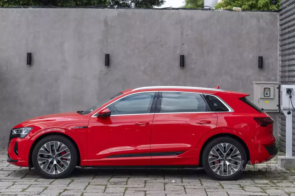 Với kiểu dáng SUV lai Coupe, Audi Q8 e-tron khá bắt mắt khi nhìn ngang hông xe. Với kiểu dáng SUV lai Coupe, Audi Q8 e-tron khá bắt mắt khi nhìn ngang hông xe.