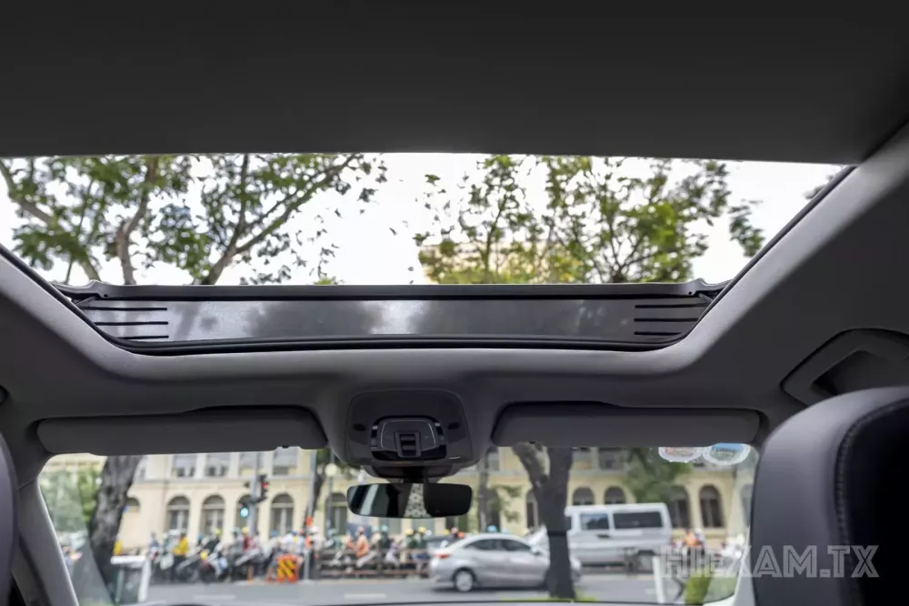 Cửa sổ trời toàn cảnh panorama trê Audi Q8 e-tro. Cửa sổ trời toàn cảnh panorama trê Audi Q8 e-tro.