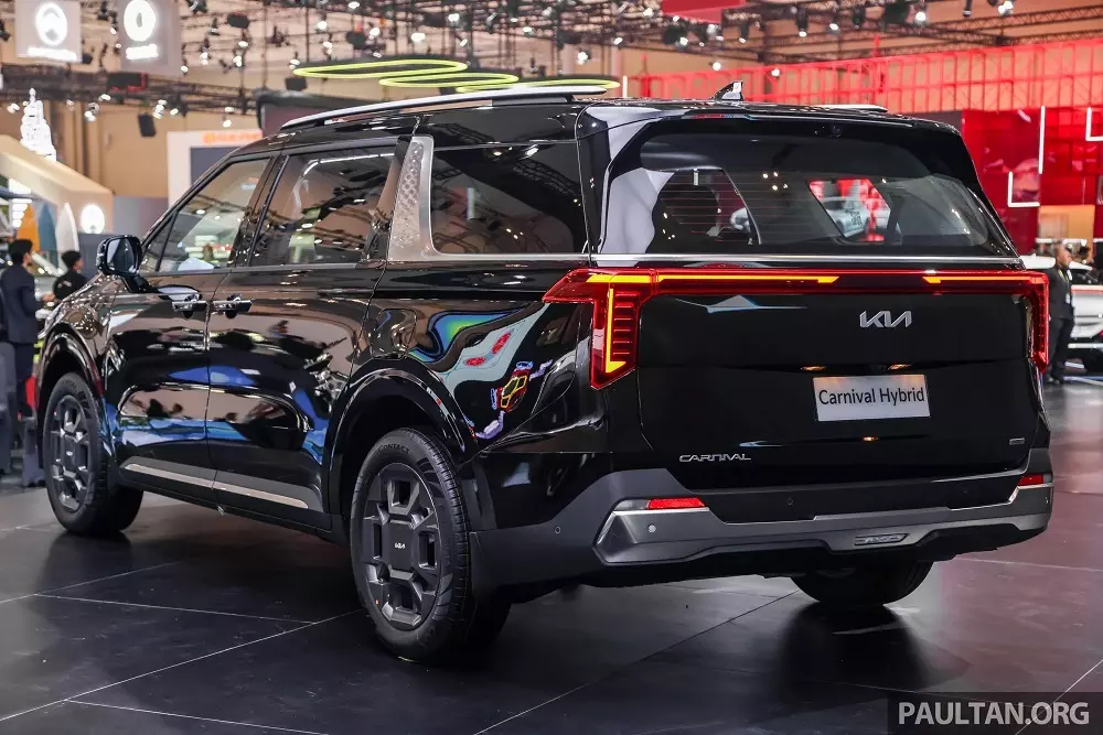 Kia Carnival Hybrid 2025 có giá khá cao Kia Carnival Hybrid 2025 có giá khá cao