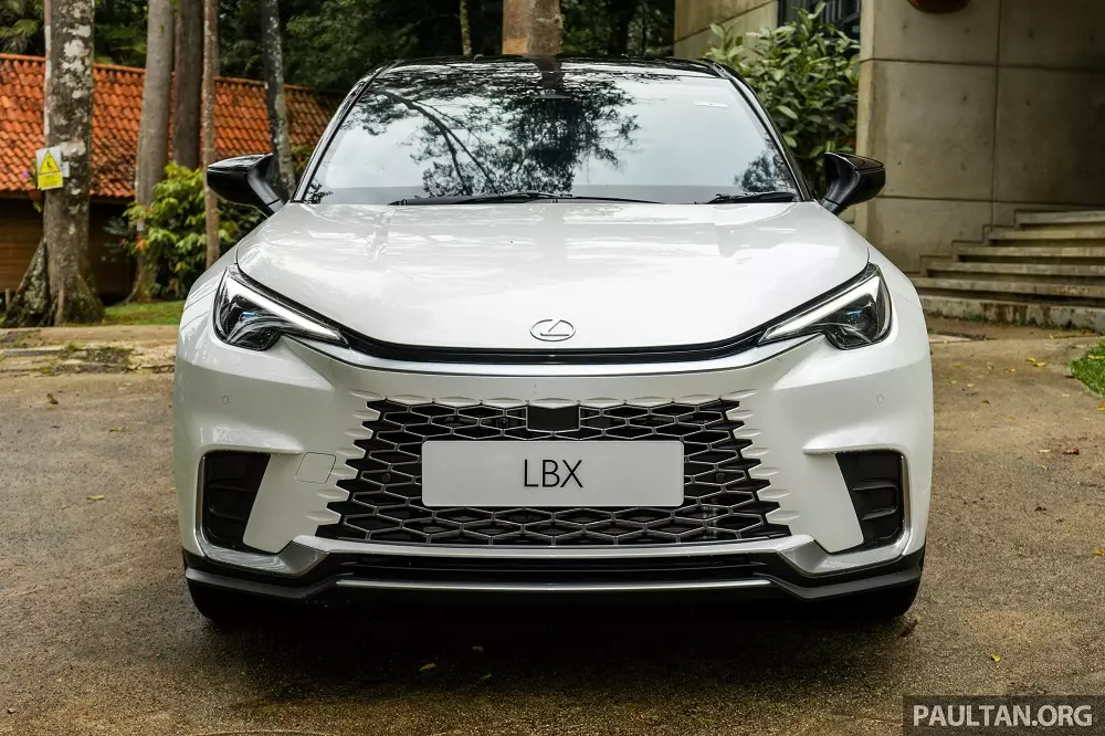 Lexus LBX nhìn từ phía trước Lexus LBX nhìn từ phía trước